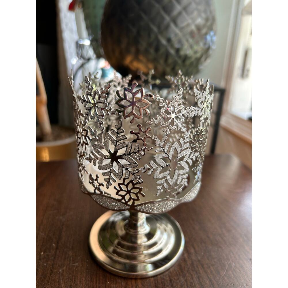 Bath & Body Works Holiday Silver Snowflakes Pedestal 3 Wick Candle Holder - Picture 4 of 9
